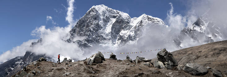 Frau beim Trekking am Thokla-Pass mit dem Nuptse im Hintergrund, Himalaya, Solo Khumbu, Nepal - ALRF01614