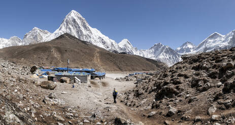 Frau beim Trekking in Goark Shep, Pumori im Hintergrund, Himalaya, Solo Khumbu, Nepal - ALRF01618