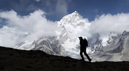 Woman trekking with Mt Everest, Nuptse and Kala Patthar in background, Himalayas, Solo Khumbu, Nepal - ALRF01620