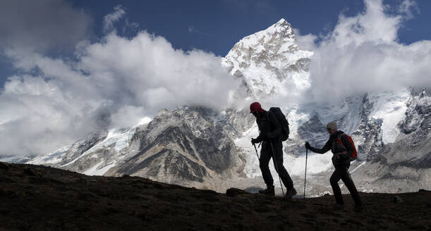 Mann und Frau beim Trekking mit Mt. Everest, Nuptse und Kala Patthar im Hintergrund, Himalaya, Solo Khumbu, Nepal - ALR01621