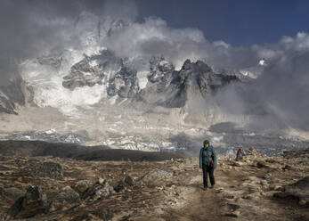 Frau beim Trekking im Himalaya, Solo Khumbu, Nepal - ALRF01622