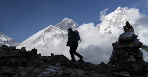 Frau beim Trekking mit Kala Patthar im Hintergrund, Himalaya, Solo Khumbu, Nepal - ALRF01624