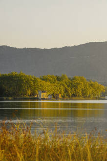 Häuser am Ufer des Sees Estany de Banyoles, Gerona, Spanien - MOSF00105