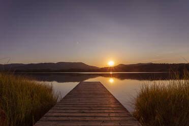 Der See Estany de Banyoles am Abend, Gerona, Spanien - MOSF00106