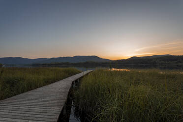 Der See Estany de Banyoles am Abend, Gerona, Spanien - MOSF00109