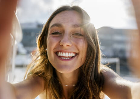 Junge schöne Frau nimmt ein Selfie auf einem Segelboot - MGOF04209