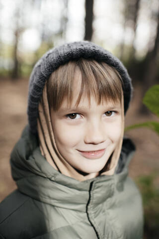 Porträt eines Jungen im herbstlichen Park, lizenzfreies Stockfoto