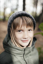 Porträt eines Jungen im herbstlichen Park - EYAF00611