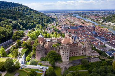 Deutschland, Baden-Württemberg, Heidelberg, Luftaufnahme des Heidelberger Schlosses im Sommer - AMF07368