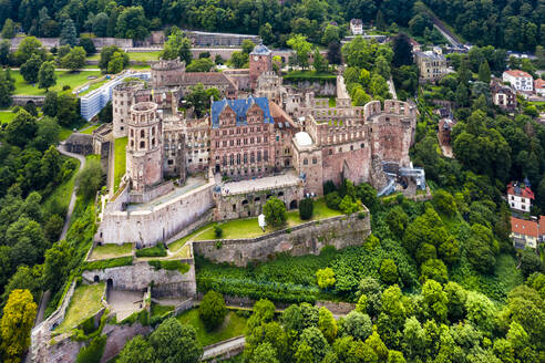 Deutschland, Baden-Württemberg, Heidelberg, Luftaufnahme des Heidelberger Schlosses im Sommer - AMF07369
