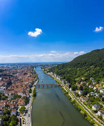 Deutschland, Baden-Württemberg, Heidelberg, Altstadt und Brücke über den Neckar im Sommer - AMF07371