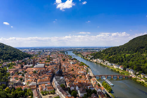 Deutschland, Baden-Württemberg, Heidelberg, Altstadt und Brücke über den Neckar im Sommer - AMF07372