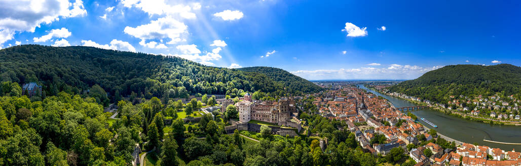 Germany, Baden-Wurttemberg, Heidelberg, Panorama of Heidelberg Castle, old town and forested hills in summer - AMF07373