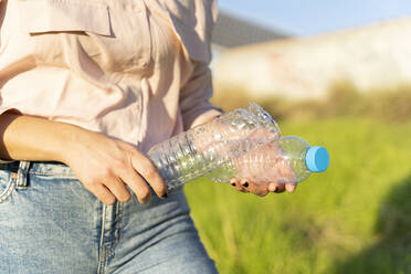 Leere Plastikflaschen in den Händen einer Frau, Nahaufnahme - AFVF04094