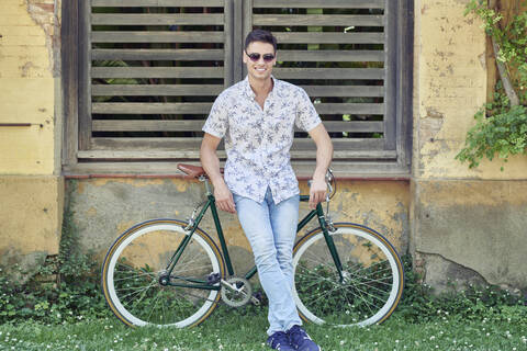 Mann mit seinem Fahrrad in der Stadt, lizenzfreies Stockfoto