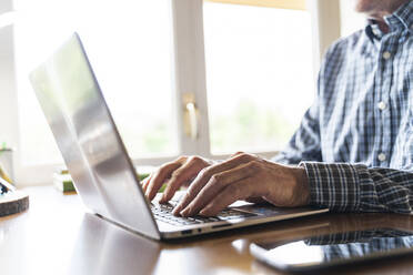 Älterer Mann benutzt Laptop zu Hause - AFVF04106