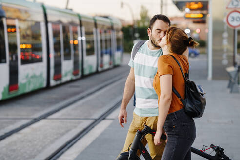 Küssendes Paar an der Straßenbahnhaltestelle - JSMF01362