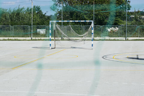 Kroatien, Nin, Fußballtor auf einem leeren Schulhof, lizenzfreies Stockfoto