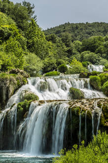 Kroatien, Gespanschaft Sibenik-Knin, Wasserfall im Nationalpark Krka im Sommer - NGF00529