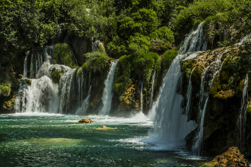 Kroatien, Gespanschaft Sibenik-Knin, Wasserfall im Nationalpark Krka im Sommer - NGF00530
