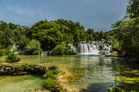 Kroatien, Gespanschaft Sibenik-Knin, Wasserfall im Nationalpark Krka im Sommer, lizenzfreies Stockfoto