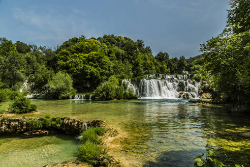 Kroatien, Gespanschaft Sibenik-Knin, Wasserfall im Nationalpark Krka im Sommer - NGF00531