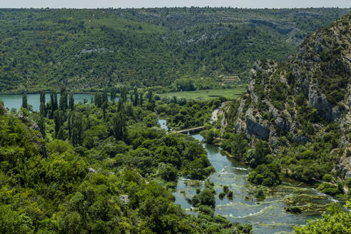 Kroatien, Grüne Landschaft des Nationalparks Roski Slap im Sommer - NGF00534