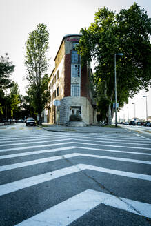 Kroatien, Zatar, Straßenmarkierungen vor einem schmalen Stadtgebäude - NGF00537