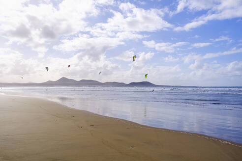 Spanien, Kanarische Inseln, Caleta de Famara, Kiteboarder am Playa de Famara - SIEF09185