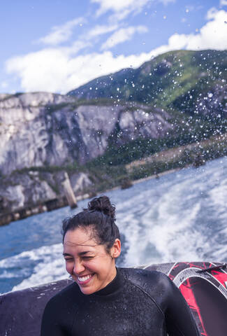Frau auf einem Schnellboot, Squamish, Kanada, lizenzfreies Stockfoto