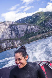 Frau auf einem Schnellboot, Squamish, Kanada - ISF22194