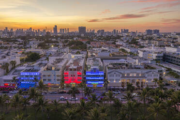 Stadtbild mit Wolkenkratzern in der Abenddämmerung, Luftaufnahme, Miami Beach, Florida, Vereinigte Staaten - ISF22213