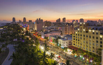 Stadtbild mit Wolkenkratzer-Skyline in der Abenddämmerung, Luftaufnahme, Miami Beach, Florida, Vereinigte Staaten - ISF22214