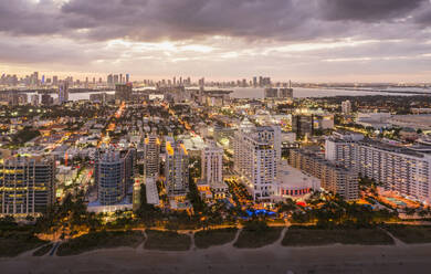 Stadtbild mit Wolkenkratzern in der Abenddämmerung, Luftaufnahme, Miami Beach, Florida, Vereinigte Staaten - ISF22215