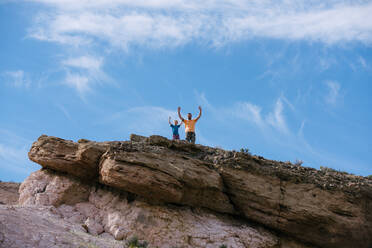 Vater und Sohn jubeln auf dem Gipfel, Red Rock Canyon, Cantil, Kalifornien, Vereinigte Staaten - ISF22220