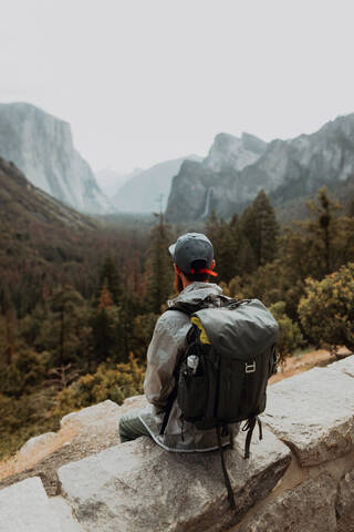 Wanderer erkundet Naturschutzgebiet, Yosemite-Nationalpark, Kalifornien, Vereinigte Staaten, lizenzfreies Stockfoto