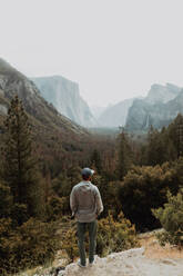 Wanderer erkundet Naturschutzgebiet, Yosemite-Nationalpark, Kalifornien, Vereinigte Staaten - ISF22320