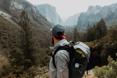 Wanderer erkundet Naturschutzgebiet, Yosemite-Nationalpark, Kalifornien, Vereinigte Staaten - ISF22321