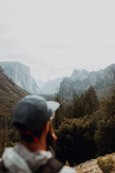 Wanderer erkundet Naturschutzgebiet, Yosemite-Nationalpark, Kalifornien, Vereinigte Staaten - ISF22322