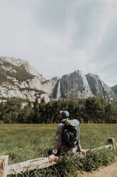 Wanderer erkundet Naturschutzgebiet, Yosemite-Nationalpark, Kalifornien, Vereinigte Staaten - ISF22323
