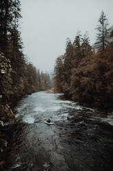 Mann fährt Kajak auf einem Fluss, Yosemite National Park, Kalifornien, Vereinigte Staaten - ISF22325