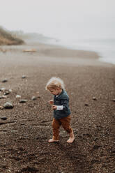 Kleinkind spielt am Strand - ISF22326