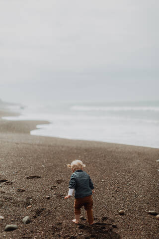 Kleinkind spielt am Strand, lizenzfreies Stockfoto