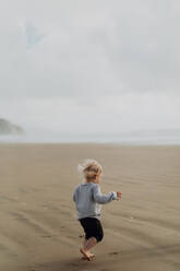 Kleinkind läuft am Strand, Morro Bay, Kalifornien, Vereinigte Staaten - ISF22338