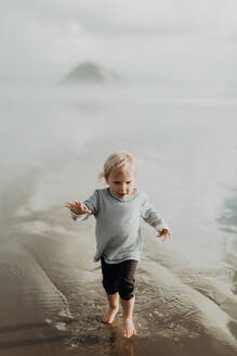 Kleinkind läuft am Strand, Morro Bay, Kalifornien, Vereinigte Staaten - ISF22341