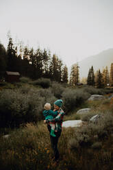 Mutter mit Kleinkind in einem ländlichen Tal, Mineral King, Kalifornien, USA - ISF22367
