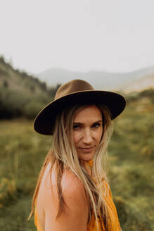 Mittlere erwachsene Frau mit Filzhut in ländlichem Tal, Porträt, Mineral King, Kalifornien, USA - ISF22400