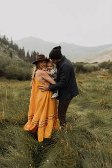 Schwangere Erwachsene, die ihre kleine Tochter in einem ländlichen Tal umarmen, Porträt, Mineral King, Kalifornien, USA - ISF22401