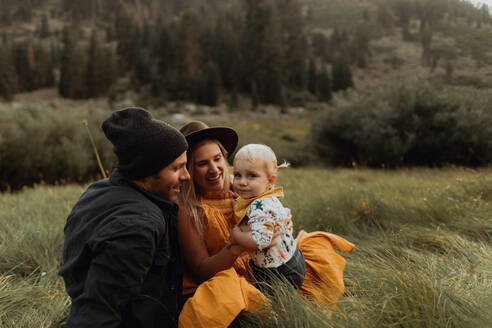 Weibliches Kleinkind mit mittelalten Eltern in ländlichem Tal, Porträt, Mineral King, Kalifornien, USA - ISF22404
