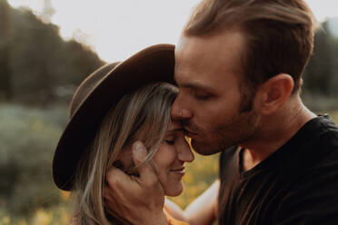 Romantischer erwachsener Mann küsst Freundin auf die Stirn in ländlichem Tal, Porträt, Mineral King, Kalifornien, USA - ISF22419